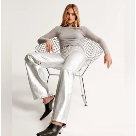 ABERCROMBIE & FITCH Curve Love 90s Straight Jean Metallic Silver Sz 26/2 {P50} - Picture 1 of 7
